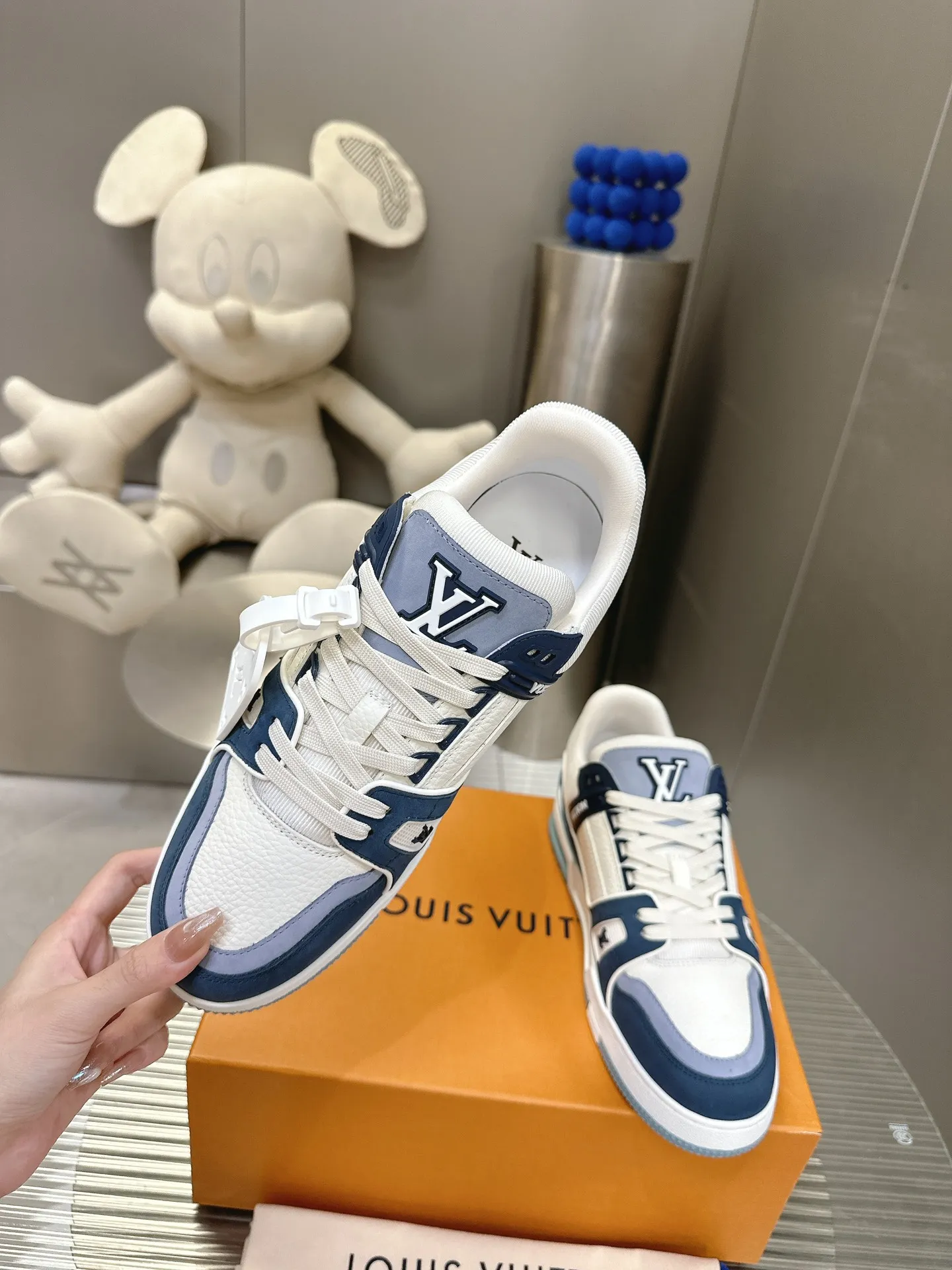 👟👟Ex-factory price 840👟👟The highest version on the Internet⚠️Feel free to compare! 2021🔥New model, purchase quality LV~Louis Vuitton by Virgin Abloh’s best-looking sneakers, Donkey Brand strongly recommends new products, official website limited edition retro basketball sneakers! Both high and low tops cost money to purchase 1:1 accurate replicas of the originals. The details are invincible, full of sincerity, imported custom-made original cowhide, the original package method is the same, the details are 100% restored, and the private model customized the original one-piece T👟👟factory price U outsole, which is different from other brands. Without the original version, this effect cannot be achieved! 35-45 (46 is custom-made and non-refundable) Some colors are available in women’s styles